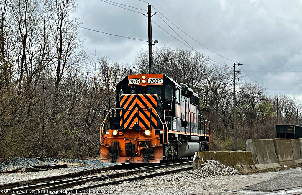 WE 7009 has placed the empties in Rock Cut Siding.